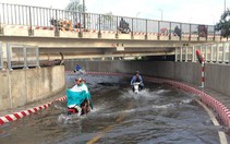 Mưa ngập nước lênh láng trong hầm chui cầu Bình Triệu
