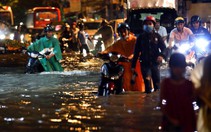 TP.HCM ngập nặng, người dân bì bõm dắt xe về lúc nửa đêm