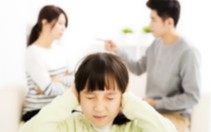 Đừng để con khổ vì 'ba nói gà, mẹ nói vịt'