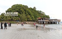 Malaysia bỏ thuế để kích cầu