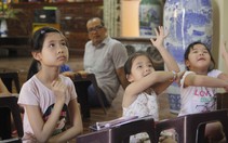 Cô gái giảng dạy tiếng Anh miễn phí ở chùa