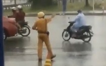 Video clip CSGT TP.HCM đội mưa điều tiết giao thông gây cảm động