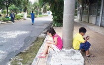 Cha mẹ lo ngay ngáy vì con 'suốt ngày ôm máy'