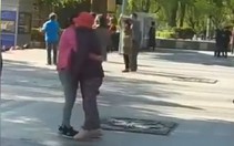 Clip con gái giúp mẹ bị tàn tật khiêu vũ khiến cư dân mạng xúc động
