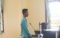 Ngồi tù vì bắt học sinh bỏ heo đất rồi trấn lột