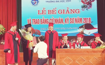 Phó bí thư Đoàn Trường ĐH Vinh quỳ gối cầu hôn nữ sinh tại lễ tốt nghiệp