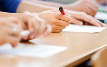 Thí sinh bị thương không viết được, phải chờ bộ hướng dẫn?