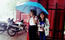 Huế: thí sinh đội mưa lớn đến phòng thi