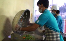 ‘Khu căn cứ’ đặc biệt nấu ăn cho sĩ tử Vĩnh Long