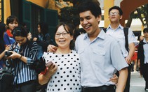 Xúc động ảnh phụ huynh chờ con trong buổi đầu thi THPT quốc gia
