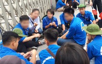 Sinh viên tình nguyện tụ tập, hát hò khi hỗ trợ kỳ thi THPT quốc gia