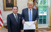 Phỏng đoán tưng bừng về lá thư to bất thường gửi ông Trump