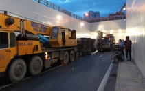 Xe container lật trong hầm chui Mỹ Thủy