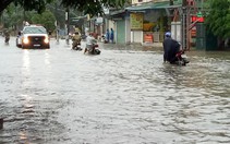 Mưa lớn kéo dài, đường phố Hà Tĩnh thành sông