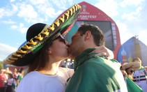 Muốn được hôn, cứ dắt người yêu đi xem World Cup