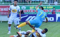 Hàng thủ Hoàng Anh Gia Lai tặng 3 điểm cho Sanna Khánh Hòa
