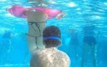 Chuyện ở hồ bơi và nỗi buồn người mẹ có đứa con tăng động