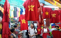 Tấp nập mua đồ cổ vũ đội tuyển U-23 VN trước giờ chung kết