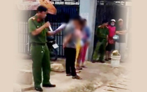 Công an 'bêu tên' người mua bán dâm giữa đường?