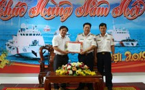 Quà tết của Tuổi Trẻ đến với cán bộ, chiến sĩ Vùng Cảnh sát biển 4