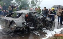 Xe bốn chỗ chạy trên đường bốc cháy ngùn ngụt
