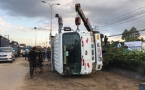 Xe ben lật đè chết người đi xe máy băng qua đường