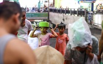 Người dân Hà Nội 'đội mưa' hứng nước sạch