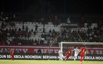 CĐV Indonesia bỏ về ở phút 54 khi bị thổi phạt đền