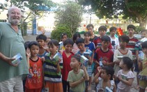 Cựu binh Úc lấy tiền tích cóp xây trường học, giúp người nghèo Việt Nam