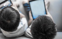 Người lớn không đồng ý, sao trẻ biết chơi điện thoại, iPad?