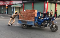 Xe chở gạch cồng kềnh chết máy giữa đường, CSGT không phạt mà đẩy giúp
