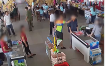 Video: Thượng úy công an tát vào mặt nhân viên bán hàng khi con mua đồ chưa trả tiền