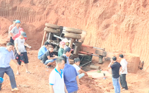 Video: Lật xe múc đất trong hầm khai thác, tài xế tử vong khi cố nhảy khỏi cabin