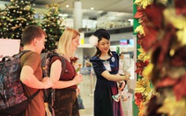 Đến sân bay mỉm cười 'gắp quà' ngàn USD