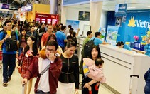 Đại lý vé máy bay 'chơi khăm', khách hàng bơ phờ ở sân bay