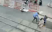 2 nữ nhân viên gác chắn cứu cụ bà trong 2 giây trước đoàn tàu lao tới