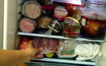 Giò chả, thịt, bánh tét... sau tết sờ thấy nhớt: bỏ ngay, đừng tiếc!