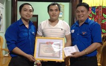 Tặng giấy khen hai thanh niên dũng cảm cứu học sinh đuối nước