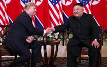Video khoảnh khắc hai ông Trump - Kim bắt tay tại Hà Nội