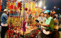 Siêu thị đóng cửa, dân Sài Gòn đổ xô ra chợ mua đồ Tết