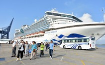 Tàu khách, tàu hàng nhộn nhịp 'xông đất' Vũng Tàu
