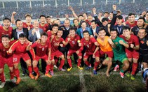 Thủ tướng, Chủ tịch Quốc hội, HLV Park chụp hình cùng tuyển U23 Việt Nam