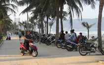 Dẹp bãi xe trong clip 'dắt xe du khách bỏ giữa đường'