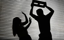 Úc “cấm cửa” du khách nước ngoài dính án bạo lực gia đình