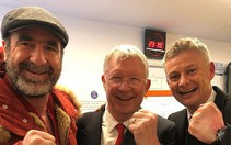 Ngài Alex Ferguson và Cantona chia vui cùng Solskjaer ở phòng thay đồ