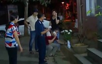 Trèo qua ô thoáng nhà vệ sinh, bé trai 3 tuổi rơi từ tầng 6 xuống đất tử vong
