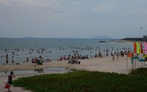 Thời tiết mát mẻ, du khách tấp nập đổ về biển Phan Thiết