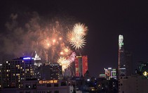 Pháo hoa đua sắc trên bầu trời TP.HCM đêm 30-4