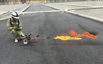 Xem 'Rồng lửa 2' của ngành điện 'khạc lửa' đốt vật thể lạ trên đường dây