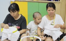 Vừa học thêu vừa chăm con bệnh